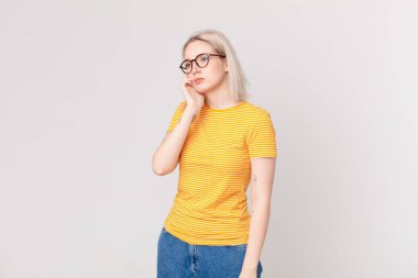 Sarışın, güzel bir kadın. Sıkılmış, hayal kırıklığına uğramış ve uykulu.