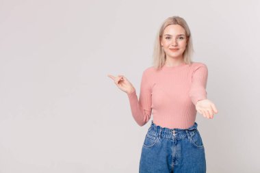 Sarışın, güzel bir kadın. Mutlu bir şekilde gülümsüyor.