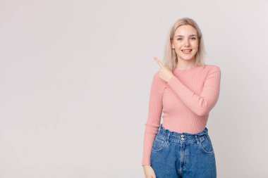 Sarışın, güzel bir kadın heyecanlı ve şaşırmış görünüyor.