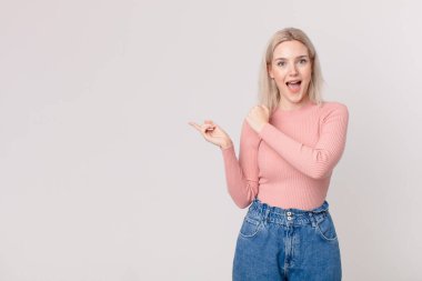 Sarışın, güzel bir kadın mutlu ve zorluklarla yüzleşiyor ya da kutluyor.