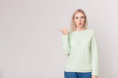 Sarışın, güzel kadın inançsızlıktan şaşkın şaşkın bakıyor.