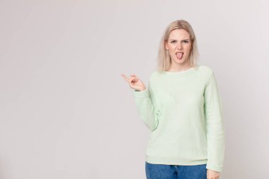 Sarışın, güzel bir kadın. Tiksinmiş, rahatsız olmuş ve dilsiz.