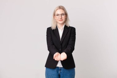 Sarışın, güzel bir kadın arkadaşça gülümsüyor ve bir konsept sunuyor. iş kavramı