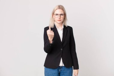 Sarışın, güzel bir kadın kızgın, sinirli, asi ve agresif hissediyor. iş kavramı