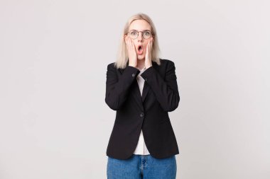 Sarışın, güzel bir kadın şok olmuş ve korkmuş hissediyor. iş kavramı