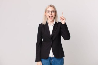 Sarışın, güzel bir kadın bir fikri fark ettikten sonra mutlu ve heyecanlı bir dahi gibi hissediyor. iş kavramı