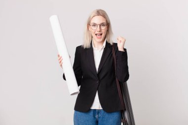 Sarışın, güzel bir kadın şoke olmuş, gülüyor ve başarıyı kutluyor. mimar konsepti