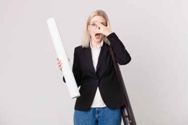 Sarışın, güzel bir kadın şok olmuş, korkmuş ya da korkmuş görünüyor. Yüzü elle kapatılmış. mimar konsepti