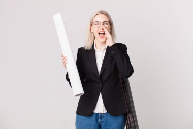 Sarışın, güzel bir kadın kendini mutlu hissediyordu. Elleri ağızının yanında bağırıyordu. mimar konsepti