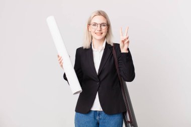 Sarışın, güzel bir kadın gülümsüyor ve arkadaş canlısı görünüyor. İki numarayı gösteriyor. mimar konsepti