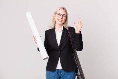 Sarışın, güzel, mutlu bir şekilde gülümseyen, el sallayan, seni selamlayan bir kadın. mimar konsepti