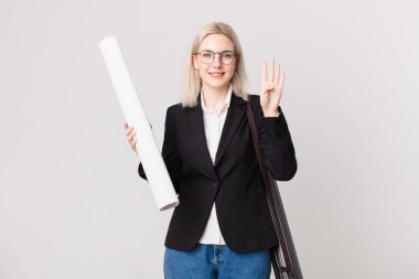 Sarışın, güzel bir kadın gülümsüyor ve arkadaş canlısı görünüyor, dört numarayı gösteriyor. mimar konsepti