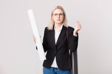 Sarışın, güzel bir kadın kapiş ya da para hareketi yapıyor, sana ödemeni söylüyor. mimar konsepti