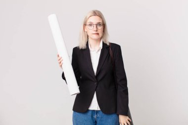 Şaşkın ve kafası karışmış sarışın güzel bir kadın. mimar konsepti