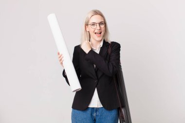 Sarışın, güzel bir kadın kendini mutlu hissediyor ve bir meydan okumayla yüzleşiyor ya da kutluyor. mimar konsepti