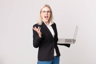 Sarışın, güzel bir kadın umutsuz, sinirli ve stresli görünüyor.