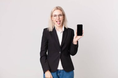 Sarışın, güzel bir kadın. Neşeli ve asi tavırları var. Şaka yapıyor, dil çıkarıyor ve elinde cep telefonu tutuyor.