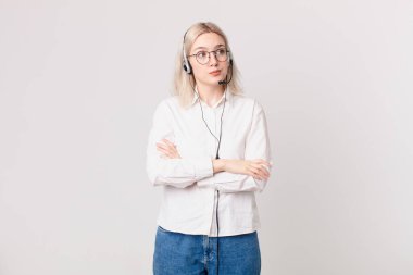 Sarışın, güzel bir kadın omuz silkiyor, kafası karışık ve tele pazarlama konusunda kararsız.