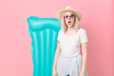 Şok olmuş ya da şaşırmış görünen sarışın güzel bir kadın. yaz konsepti
