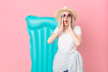 Sarışın, güzel bir kadın şok olmuş ve korkmuş hissediyor. yaz konsepti