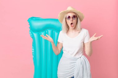 Sarışın, güzel bir kadın inanılmaz bir sürprizle şaşkına dönmüş ve hayrete düşmüştü. yaz konsepti