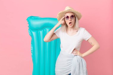 Sarışın, güzel bir kadın şaşırmış görünüyor, yeni bir düşünce, fikir ya da konsept fark ediyor. yaz konsepti