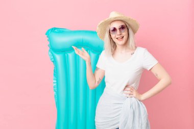 Sarışın, güzel bir kadın kendini mutlu hissediyor. Bir çözüm ya da fikir bulduğuna şaşırıyor. yaz konsepti