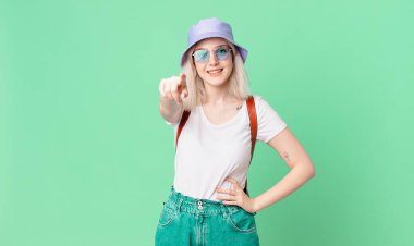 Sarışın, güzel bir kadın seni seçen kamerayı işaret ediyor. yaz konsepti