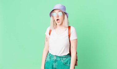 Şok olmuş ya da şaşırmış görünen sarışın güzel bir kadın. yaz konsepti