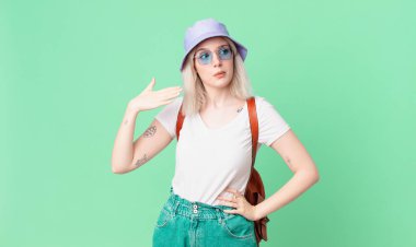 sarışın güzel bir kadın stresli, endişeli, yorgun ve hayal kırıklığına uğramış hissediyor. yaz konsepti