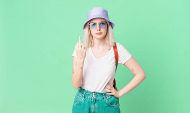 Sarışın, güzel bir kadın kızgın, sinirli, asi ve agresif hissediyor. yaz konsepti