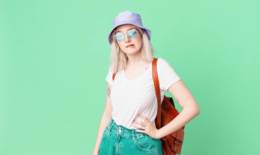 Şaşkın ve kafası karışmış sarışın güzel bir kadın. yaz konsepti