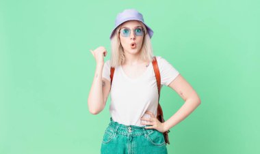 Sarışın, güzel bir kadın inançsızlıktan şaşkın şaşkın bakıyor. yaz konsepti