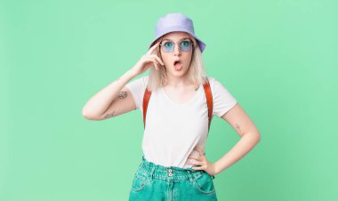 Sarışın, güzel bir kadın şaşırmış görünüyor, yeni bir düşünce, fikir ya da konsept fark ediyor. yaz konsepti