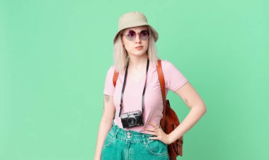 Sarışın, güzel bir kadın üzgün, üzgün ya da kızgın ve yana bakıyor. yaz konsepti