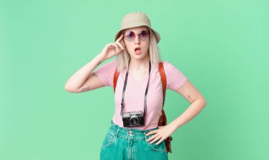 Sarışın, güzel bir kadın şaşırmış görünüyor, yeni bir düşünce, fikir ya da konsept fark ediyor. yaz konsepti