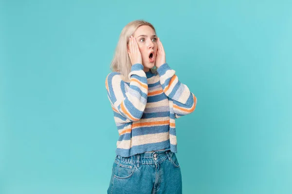 Blond Mooi Vrouw Gevoel Gelukkig Opgewonden Verrast — Stockfoto