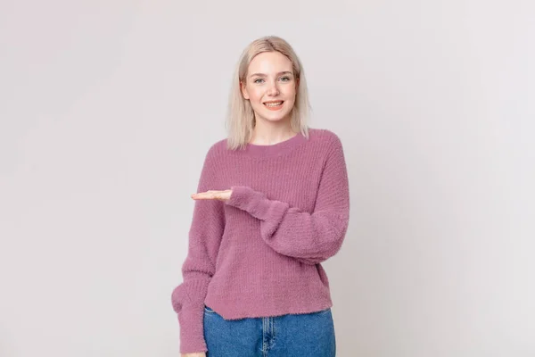 Rubia Bonita Mujer Sonriendo Alegremente Sintiéndose Feliz Mostrando Concepto —  Fotos de Stock