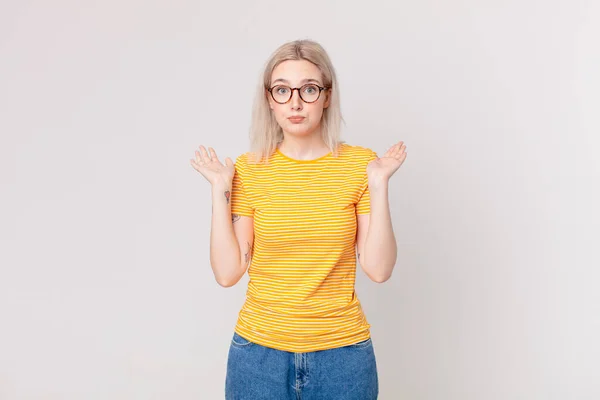 Blond Mooi Vrouw Gevoel Verbaasd Verward Twijfelen — Stockfoto