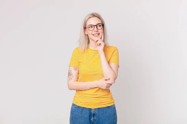 Blond Mooi Vrouw Glimlachen Gelukkig Dagdromen Twijfelen — Stockfoto