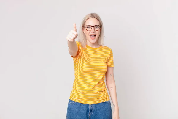 Blond Mooi Vrouw Gevoel Trots Glimlachen Positief Met Duimen Omhoog — Stockfoto