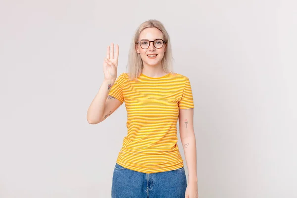 Blond Mooi Vrouw Glimlachen Zoek Vriendelijk Tonen Nummer Drie — Stockfoto