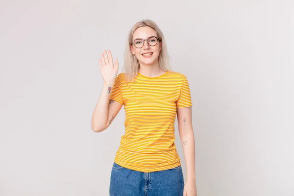 Loira Bonita Mulher Sorrindo Feliz Acenando Mão Acolhendo Cumprimentando Você — Fotografia de Stock