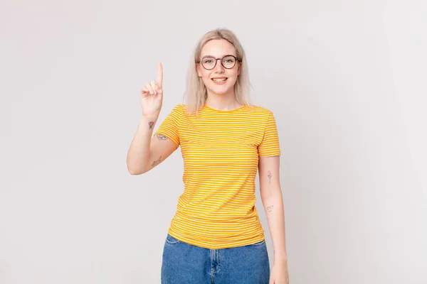 Blond Mooi Vrouw Glimlachen Zoek Vriendelijk Tonen Nummer Een — Stockfoto