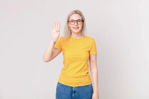 Blond Mooi Vrouw Glimlachen Zoek Vriendelijk Tonen Nummer Vier — Stockfoto