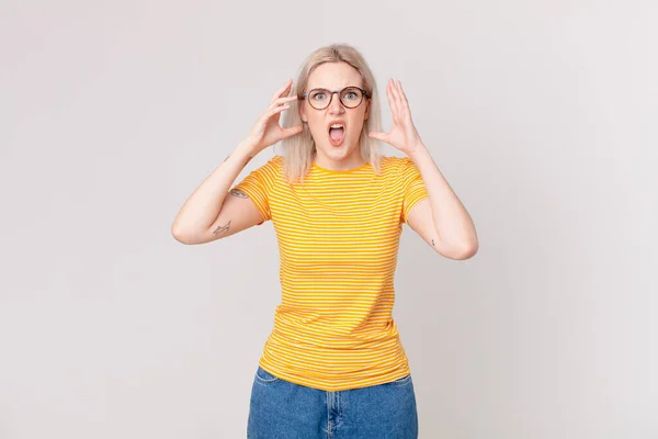 Blond Mooi Vrouw Schreeuwen Met Handen Omhoog Lucht — Stockfoto