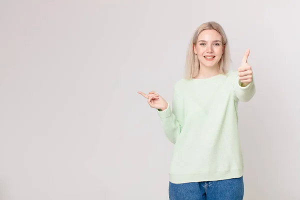 Blond Vacker Kvinna Känner Sig Stolt Ler Positivt Med Tummen — Stockfoto