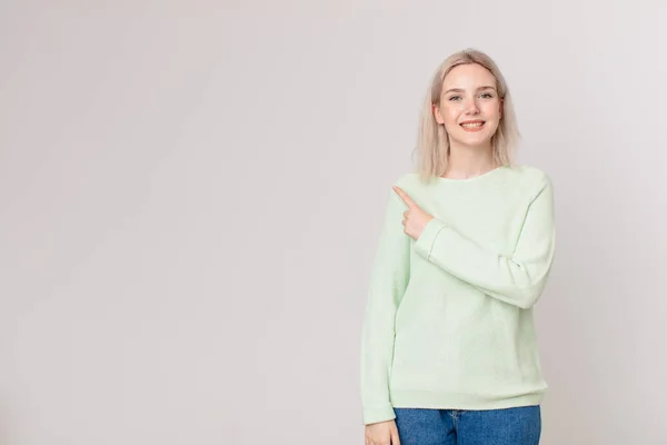 Loira Bonita Mulher Sorrindo Alegremente Sentindo Feliz Apontando Para Lado — Fotografia de Stock