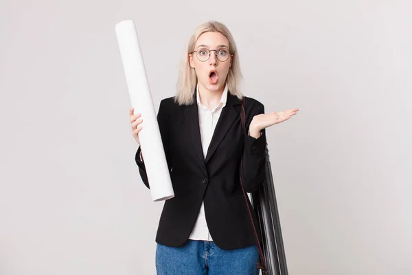 Blonde Mooie Vrouw Kijkt Verrast Geschokt Met Kaak Laten Vallen — Stockfoto