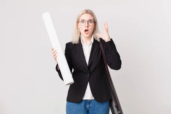 Blonde Mooie Vrouw Schreeuwen Met Handen Omhoog Lucht Architectenconcept — Stockfoto